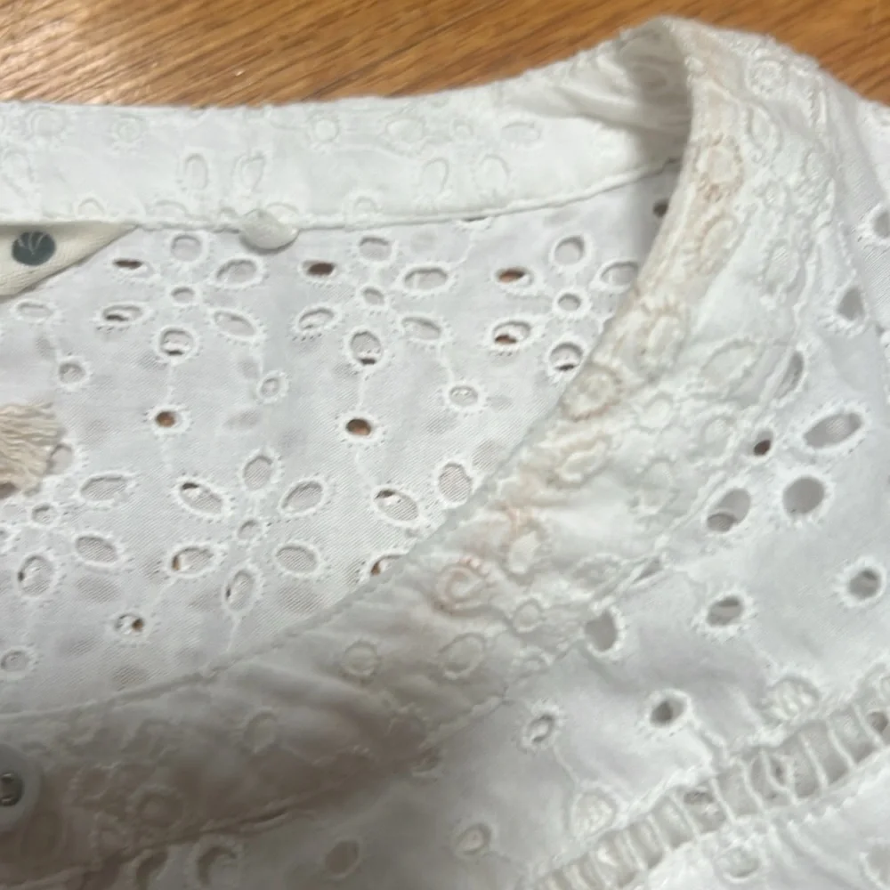 NWT Fat Face White Eyelet Blouse size US 12. New but light makeup on collar - Picture 4 of 6
